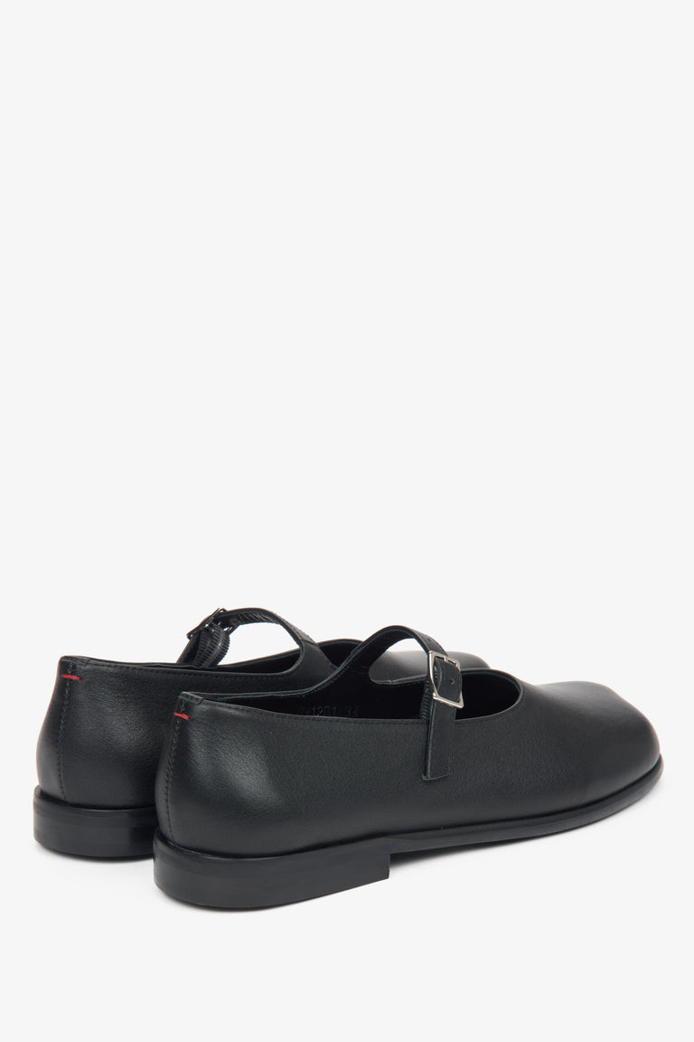 Leather women's black ballerinas by Estro - close-up of the heel.