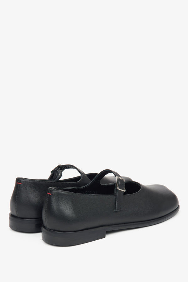 Leather women's black ballerinas by Estro - close-up of the heel.