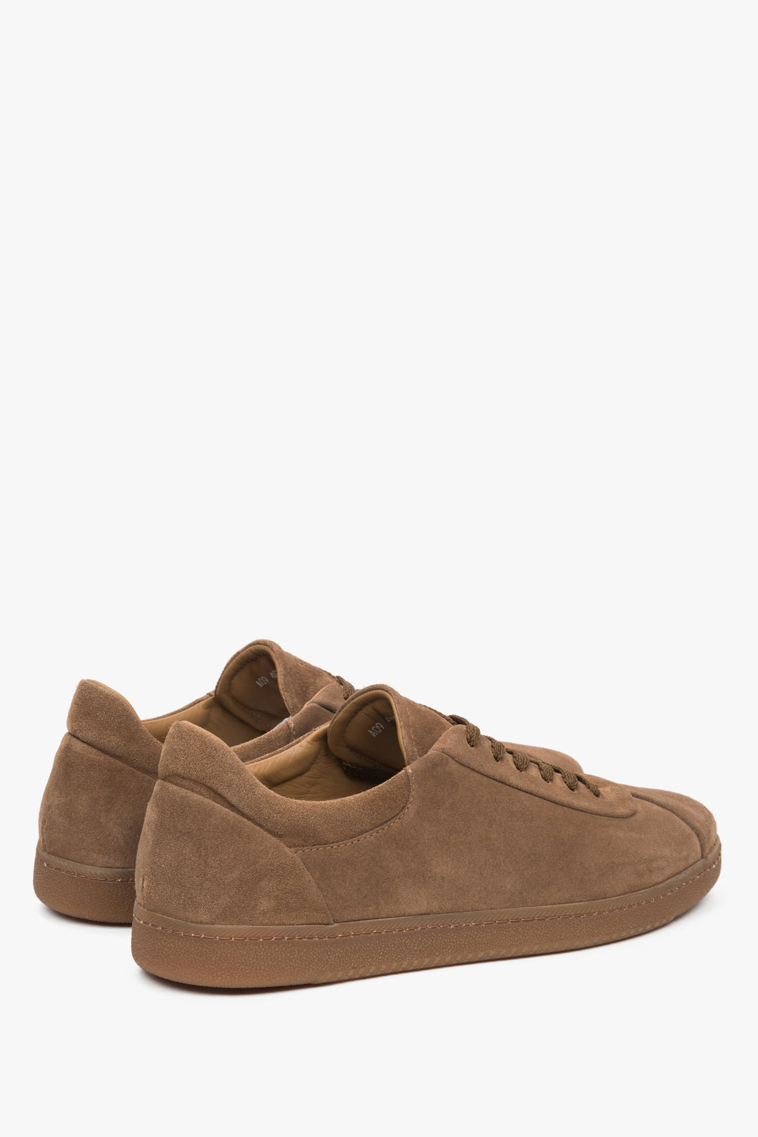 Brown men's sneakers by Estro made of premium Italian genuine velour – close-up of the heel counter.