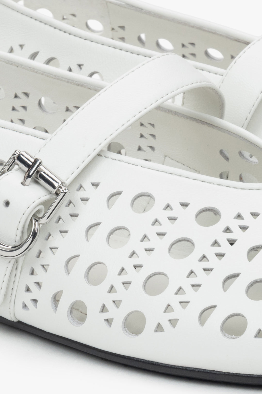 White perforated women's ballet flats made of genuine leather by Estro - details.