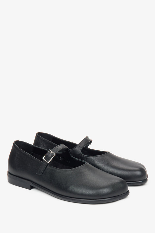 Women's black ballet flats with a buckle by Estro.