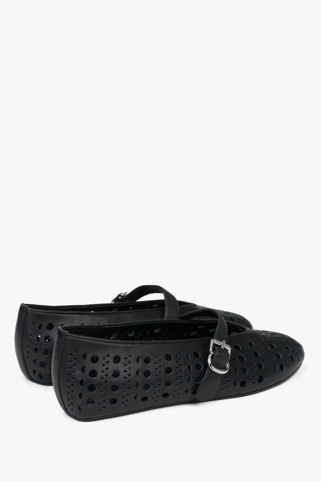 Delicate black Estro women's ballet flats, made of perforated genuine leather.