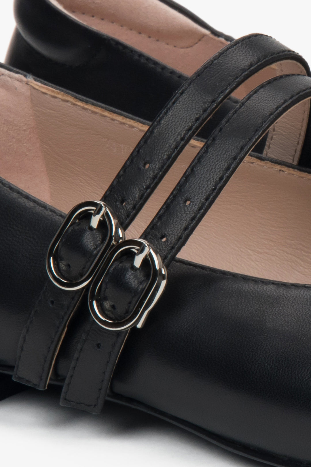 Black leather women's ballet flats with a low heel from Estro – close-up on the details.