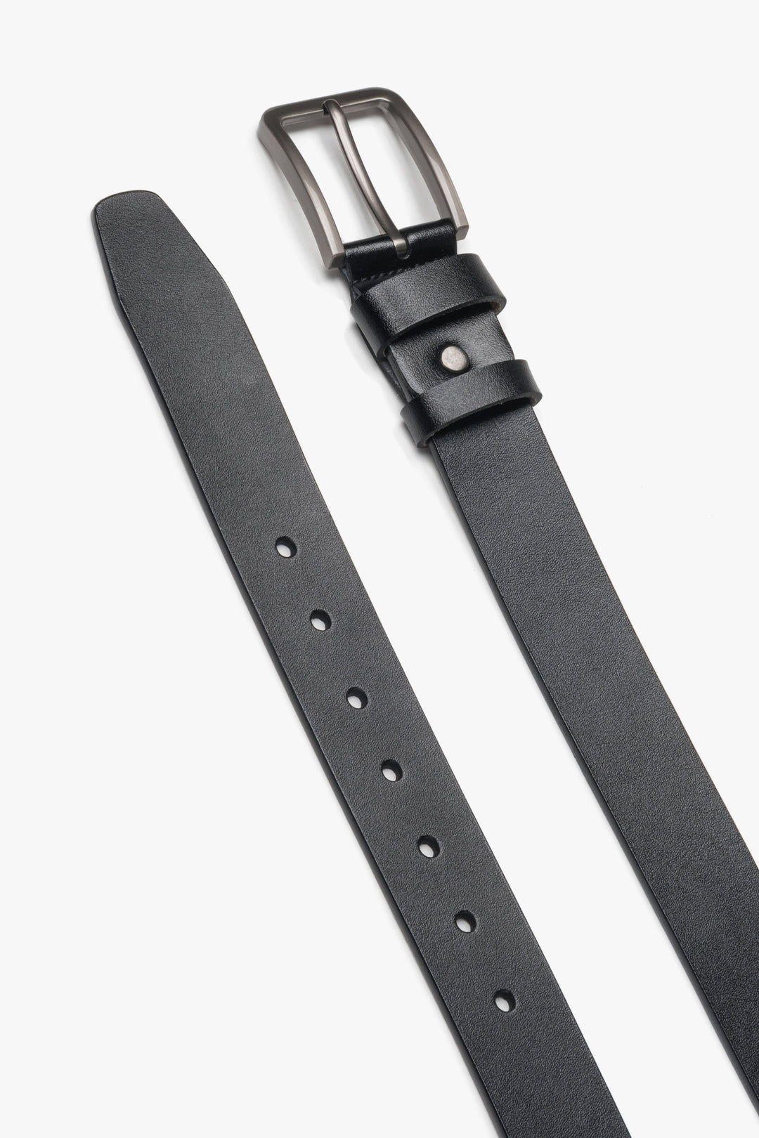 Timeless black men's belt by estro, made of genuine leather.
