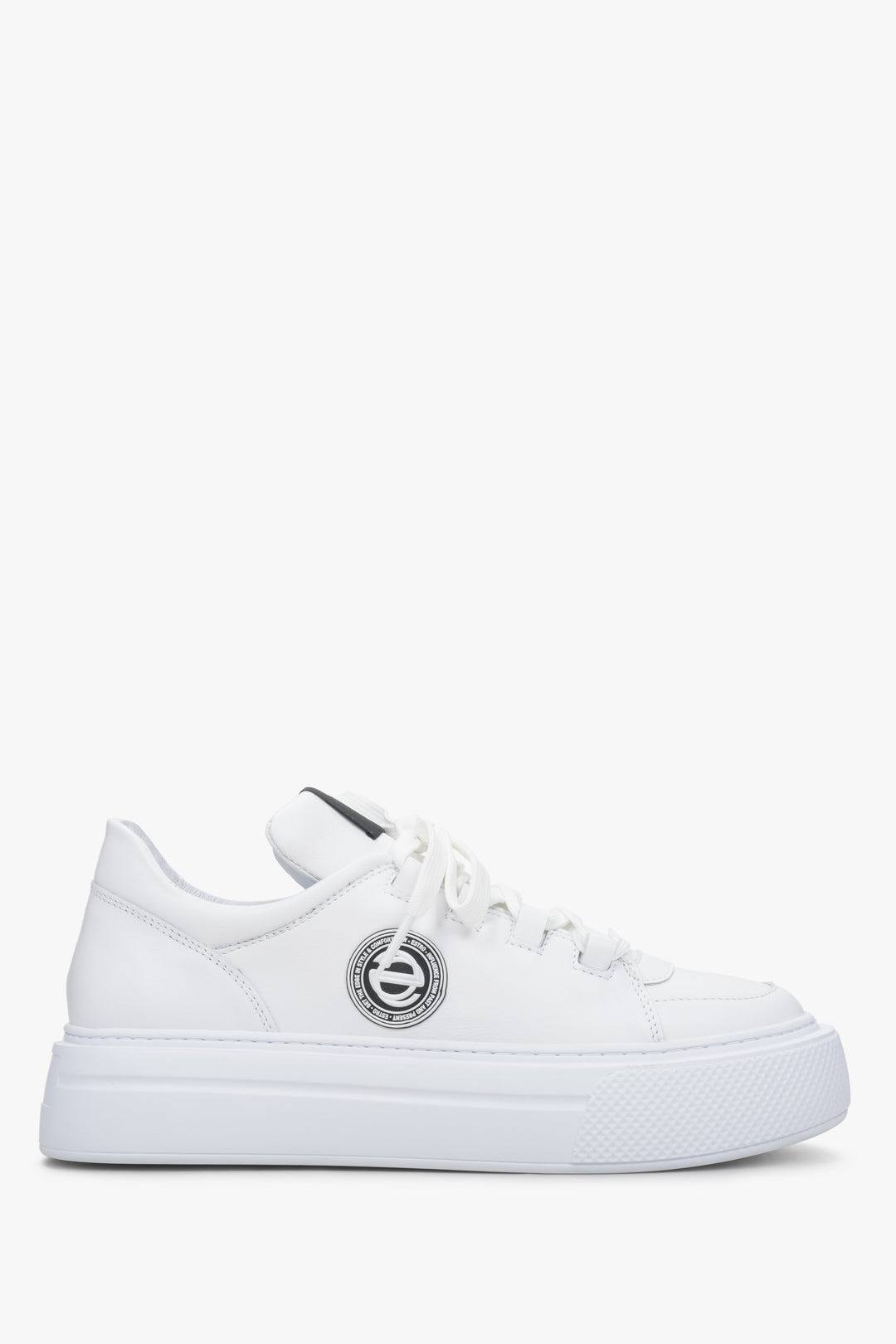 Women's white sneakers on a thick sole - shoe profile.