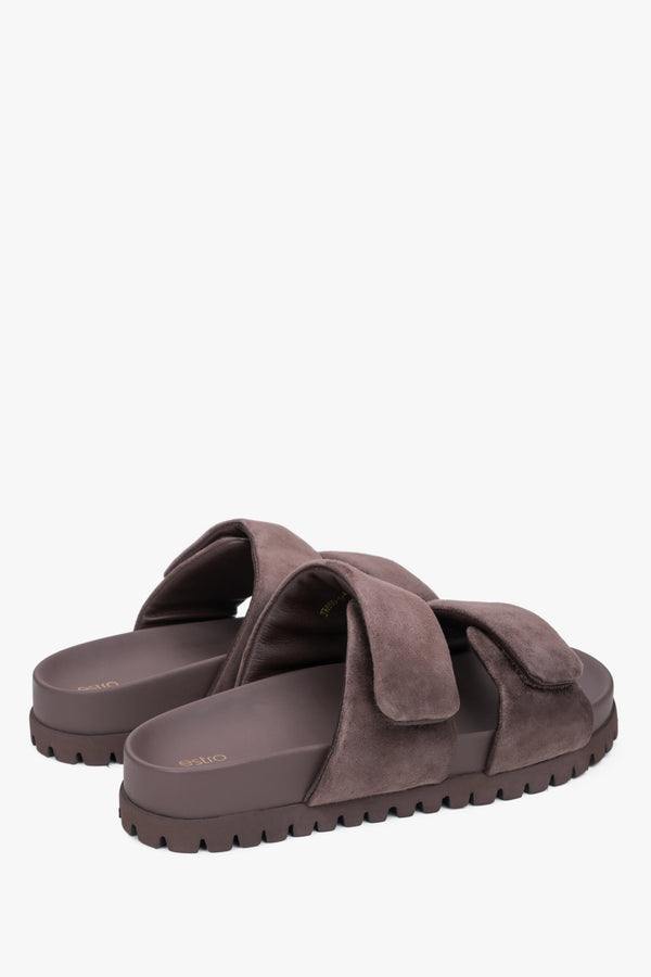 Dark brown velour slides by Estro, perfect for summer, with soft straps that provide comfort all day long.