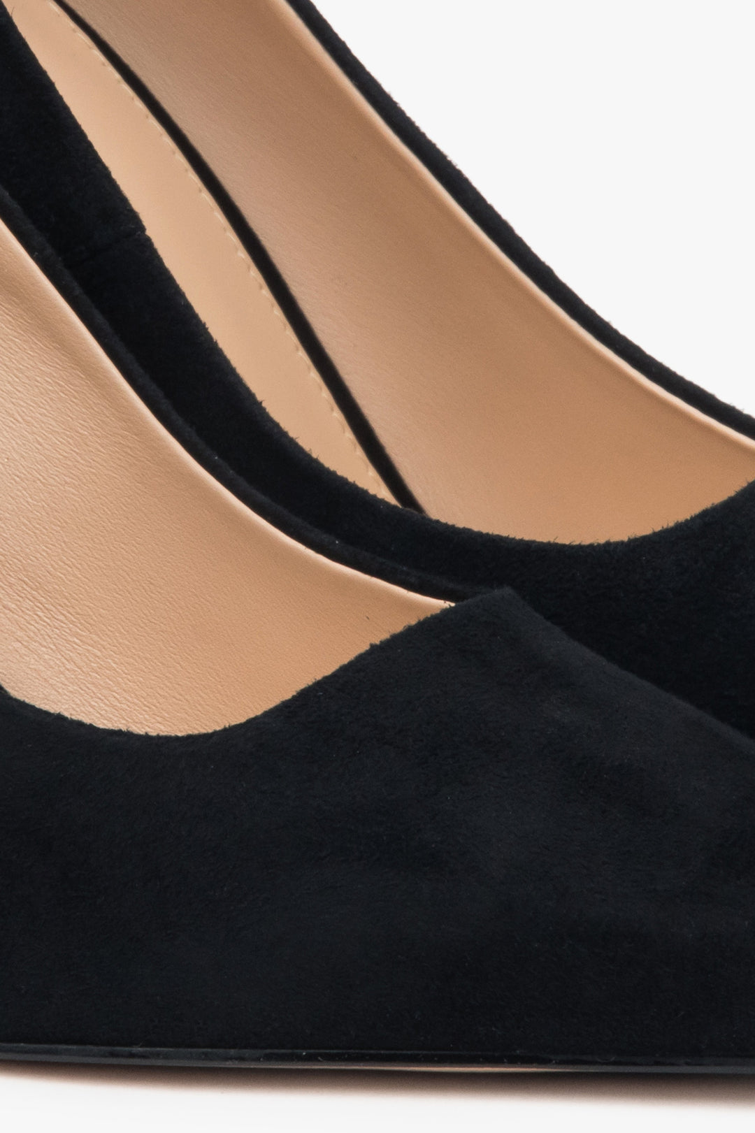 Estro – black velour women's pumps on a heel – close-up on details.