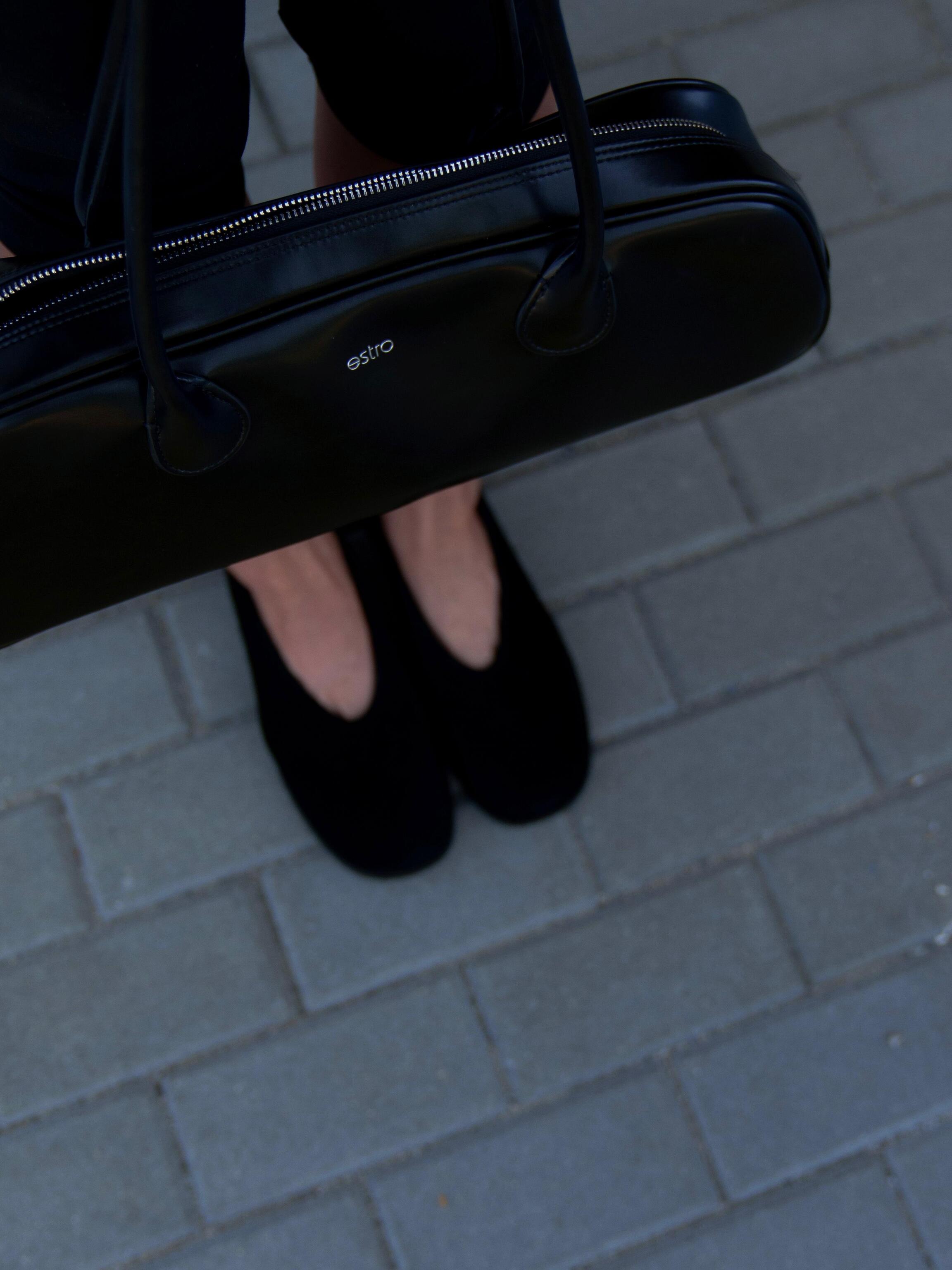 The perfect duo for everyday wear – comfortable barefoot ballerinas and an elegant shoulder bag ER00116260.