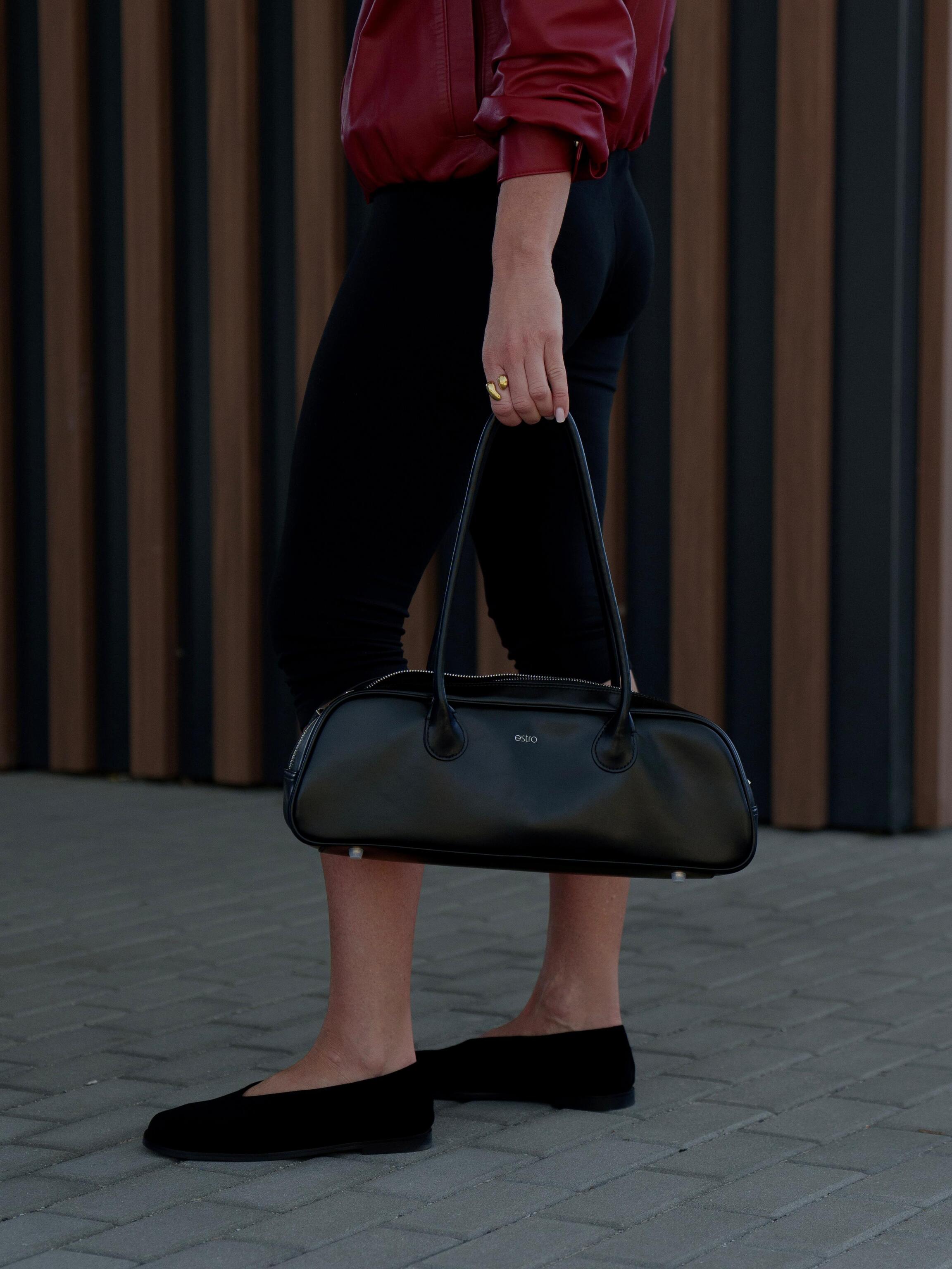 Black accents in an elegant version: barefoot velour ballerinas and an Estro leather bag ER00116260.