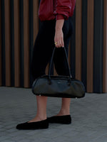 Black accents in an elegant version: barefoot velour ballerinas and an Estro leather bag ER00116260.