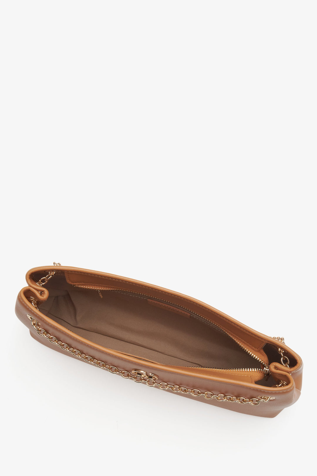 Women's brown leather bag Estro - a close-up on the main compartment.