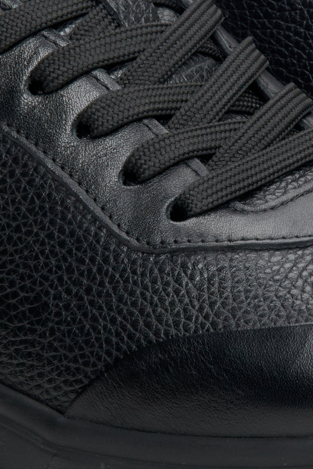 Men's soft leather sneakers in black by Estro - close-up on the lacing system.