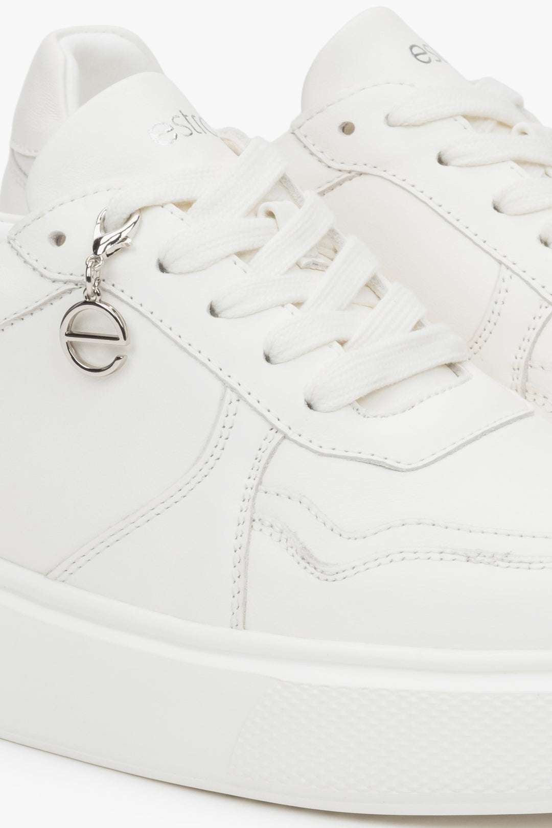 White leather Estro women's sneakers with a flexible sole – the essence of urban style and everyday comfort.