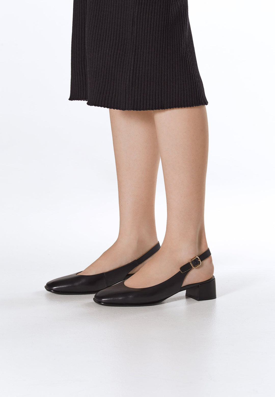 Black slingback pumps with a low heel from Estro – on-foot presentation.