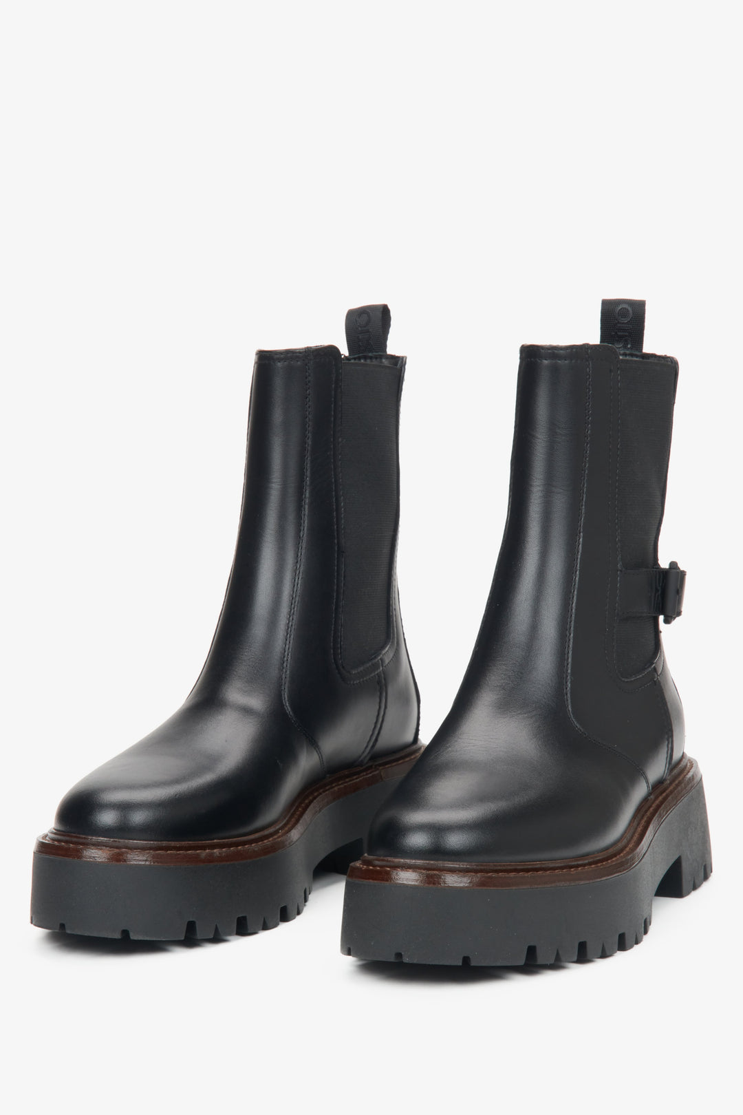 Women's black ankle boots by Estro - presentation of the model from the front.