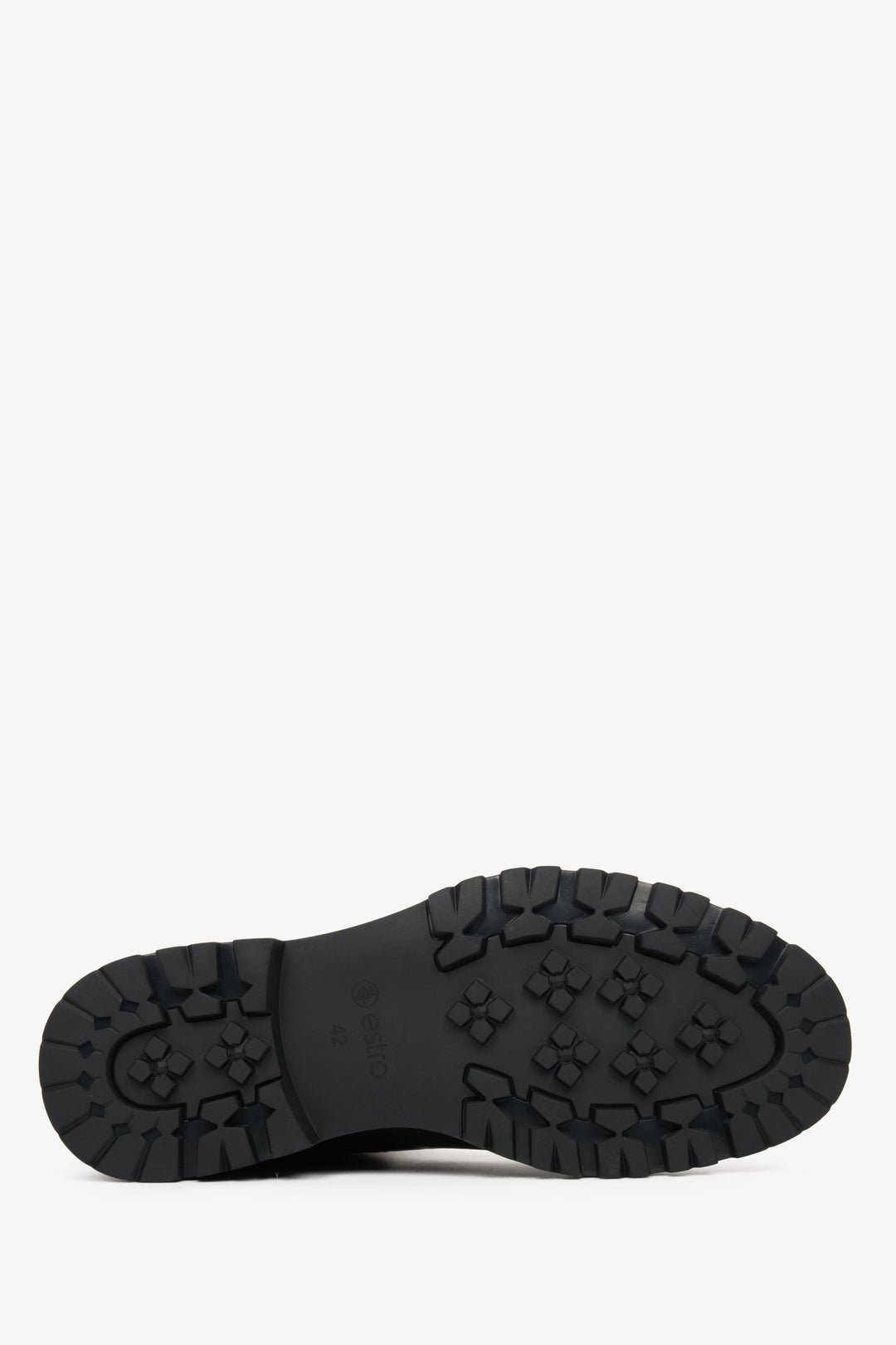 Low men's black ankle boots - close-up on the sole and tread of the boot.
