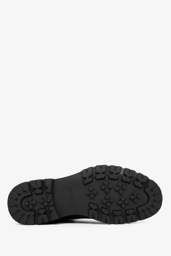 Low men's black ankle boots - close-up on the sole and tread of the boot.