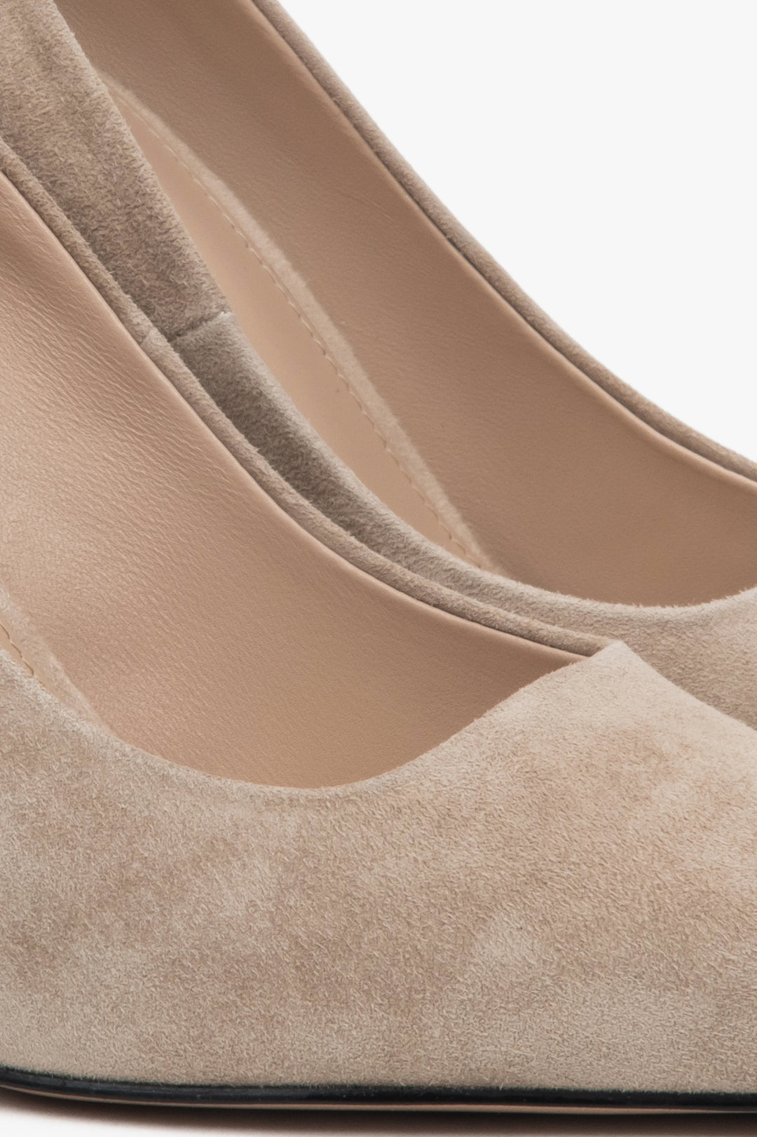 Estro – beige velour women's pumps on a heel – close-up on details.