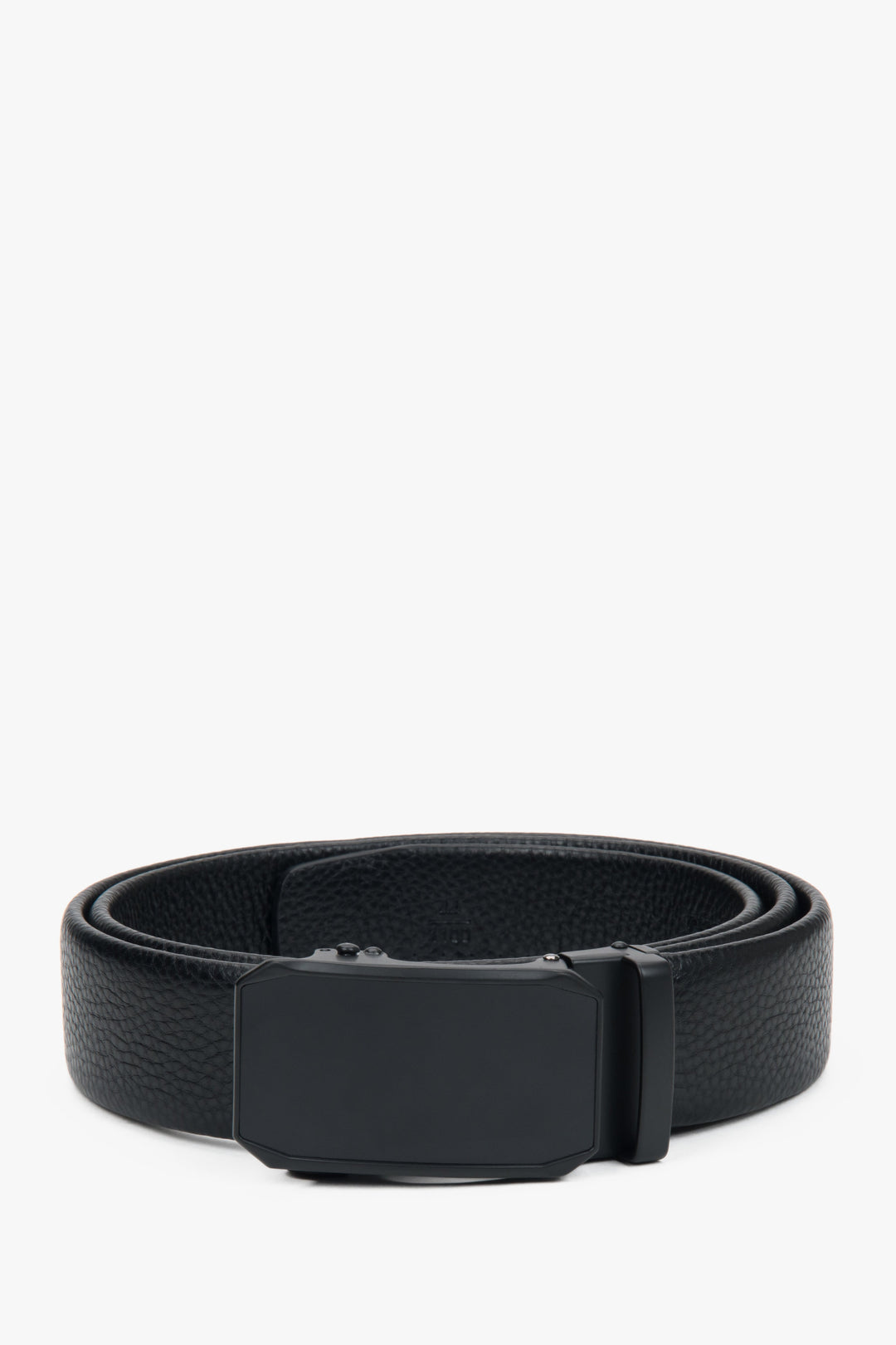 Stylish black men's belt by estro, crafted from durable pebbled genuine leather, featuring a classic design and subtle texture.