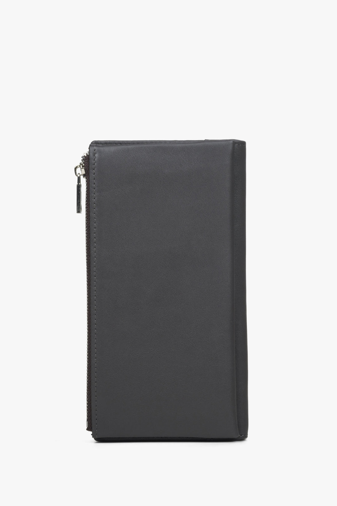 Capacious men's brown Estro  wallet made of genuine leather.