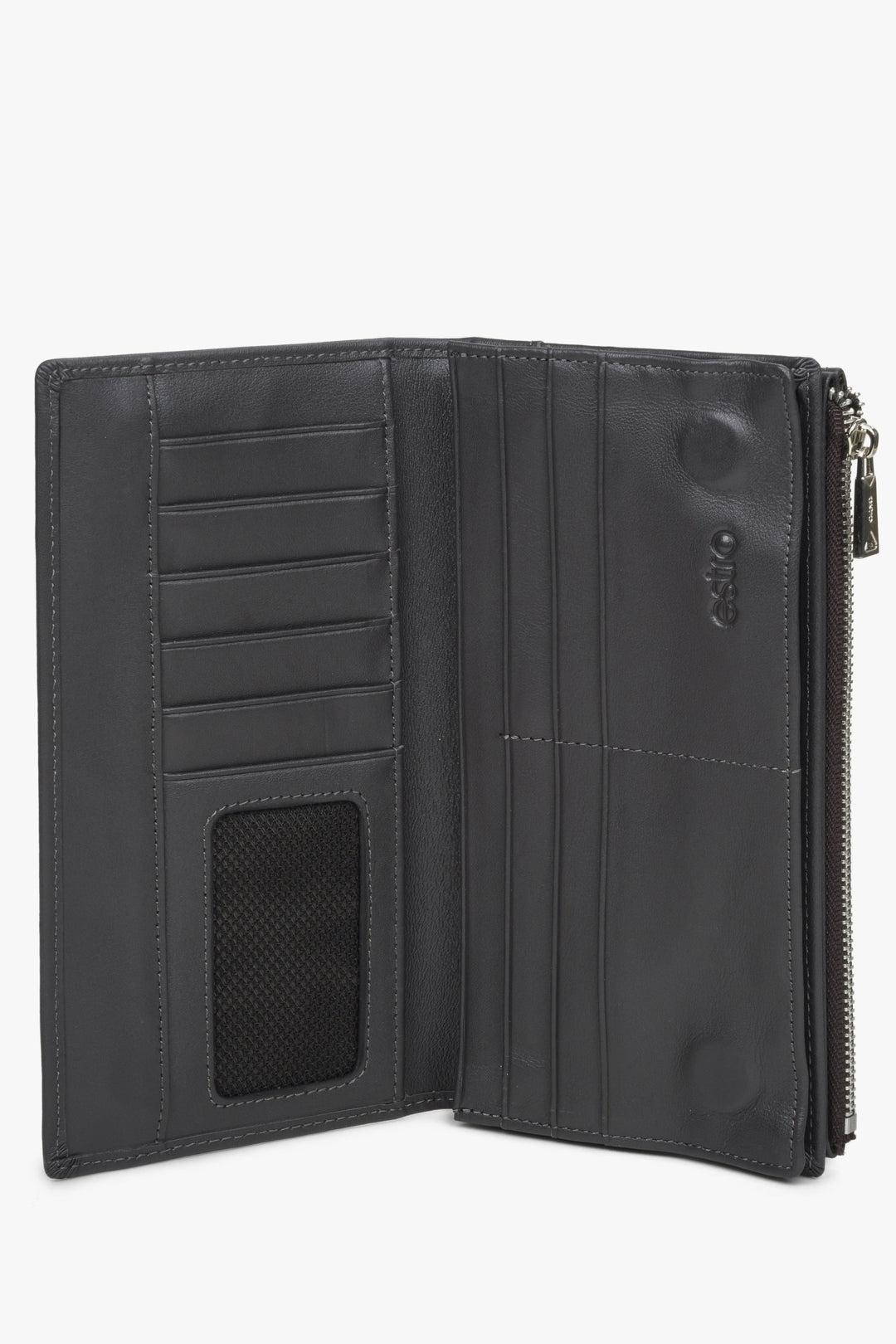 Capacious men's dark brown Estro wallet - presentation of the interior model.
