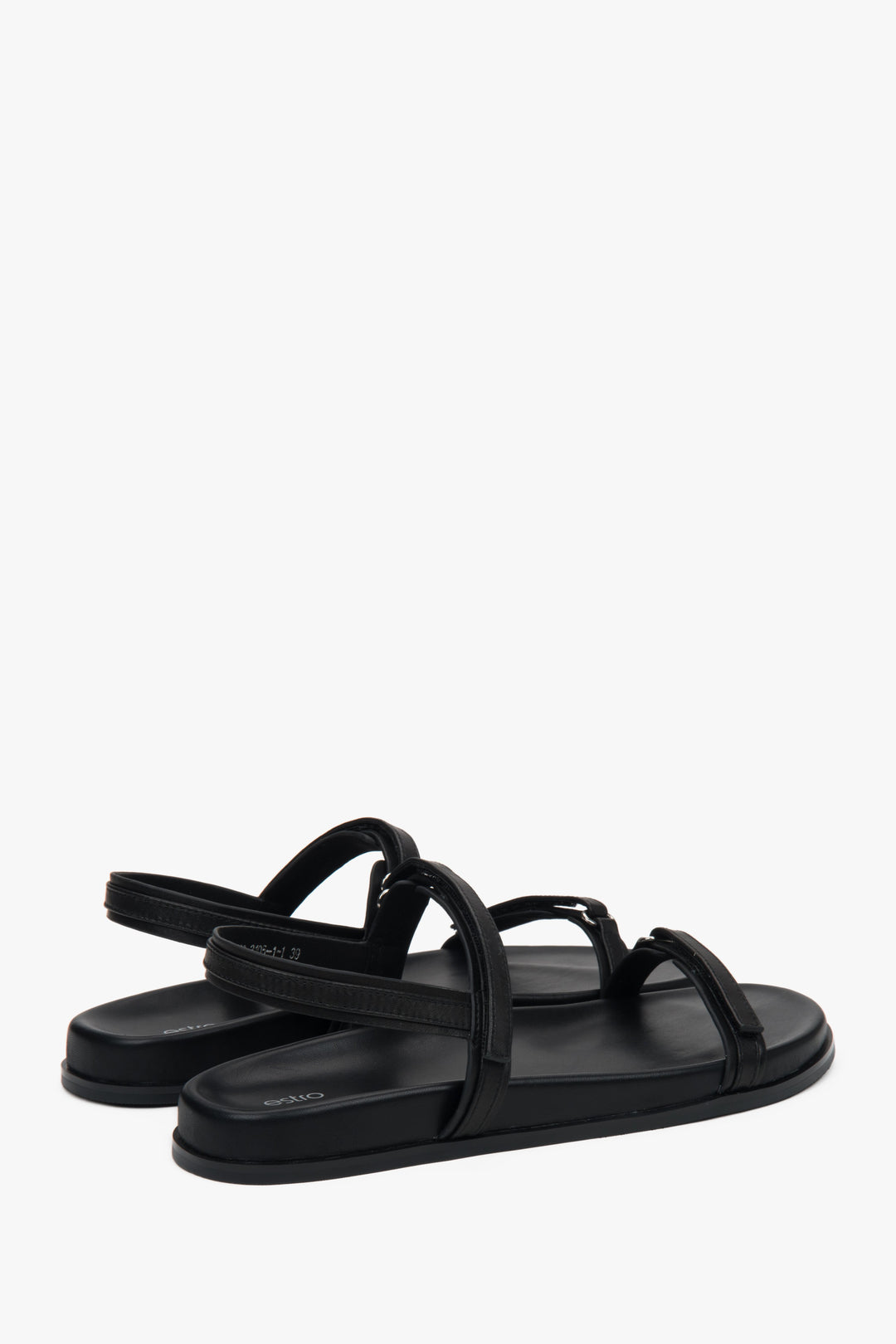 Black Estro women's sandals with thin straps and soft lining, perfect for summer, with a flexible sole that ensures freedom of movement.