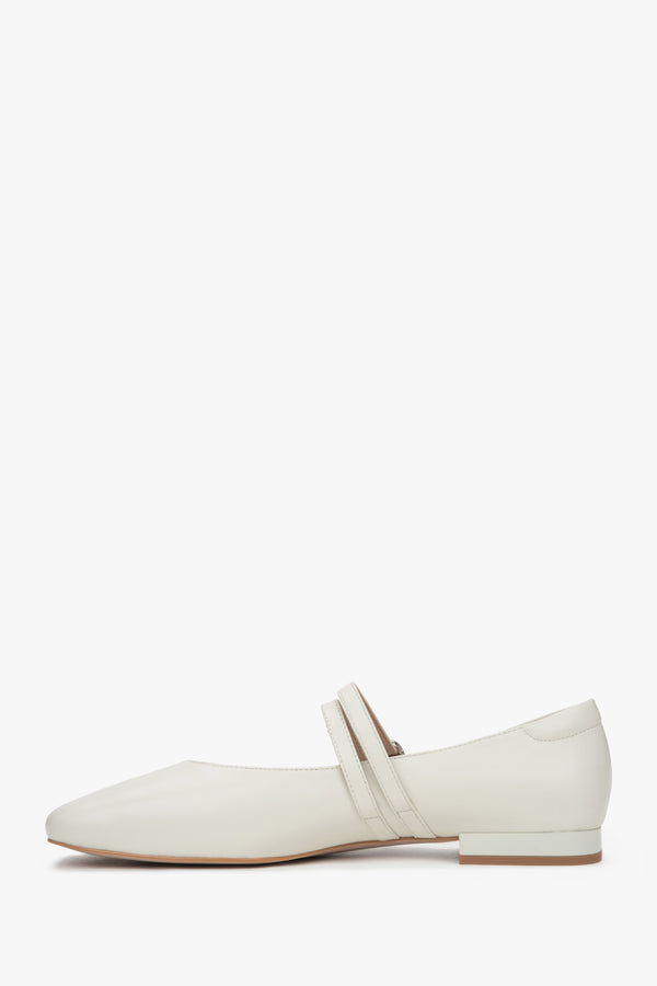 Stylish white Estro women's ballet flats, crafted from high-quality genuine leather, offering comfort thanks to the low heel.