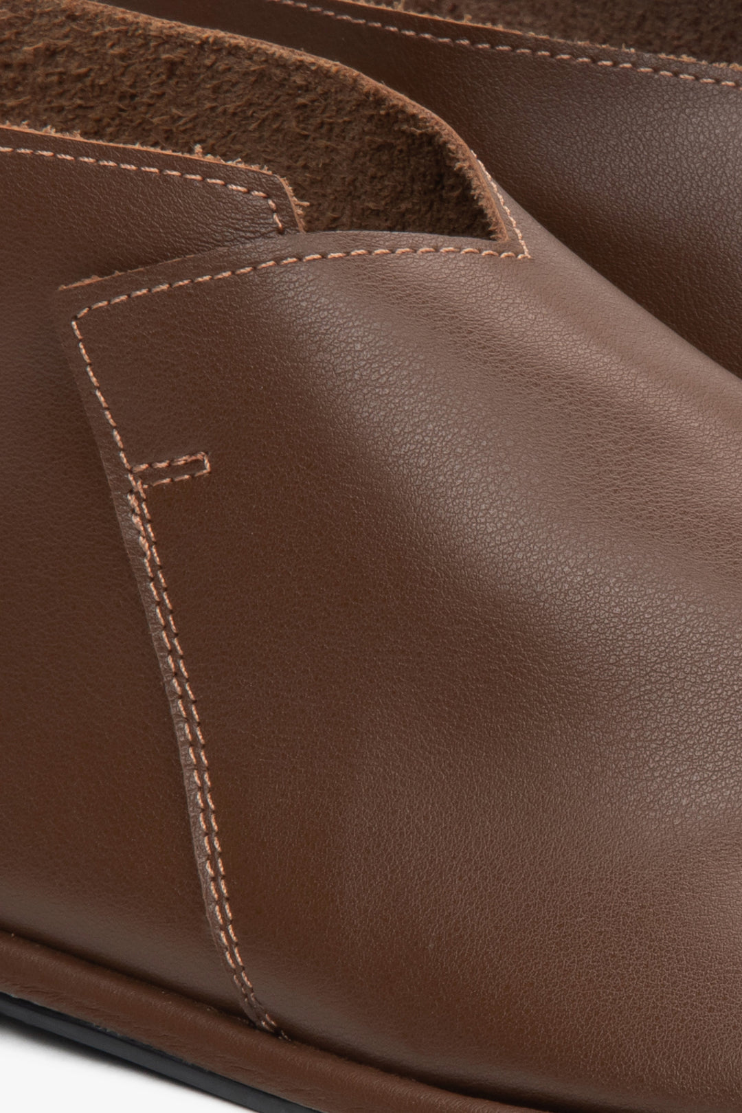 Brown women's sandals with a closed heel by Estro – details.