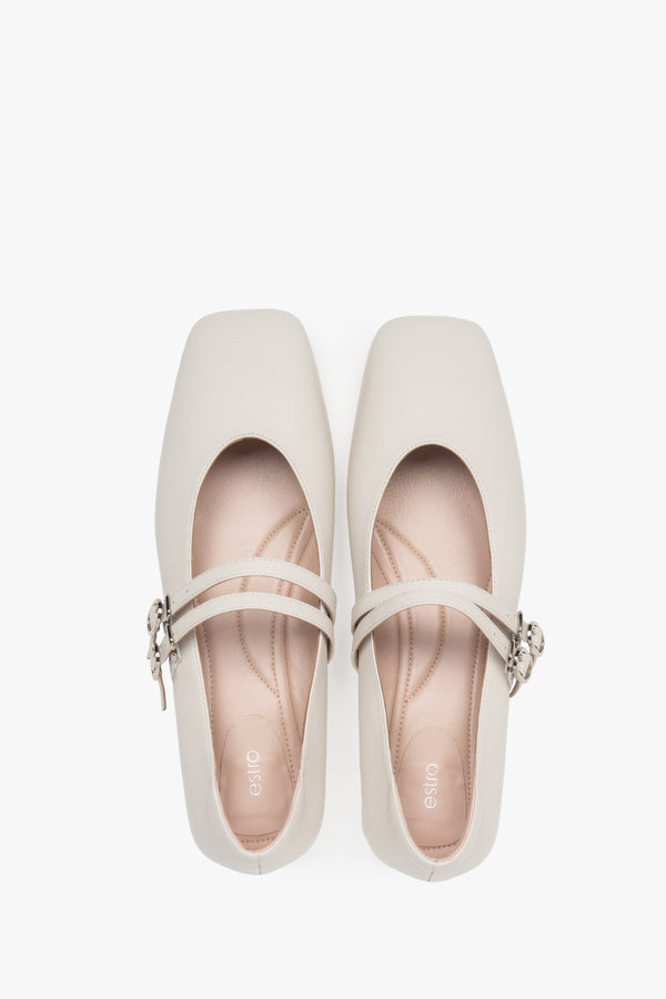 Timeless white Estro women's ballet flats made of genuine leather, perfect for work and everyday wear, thanks to the low heel.