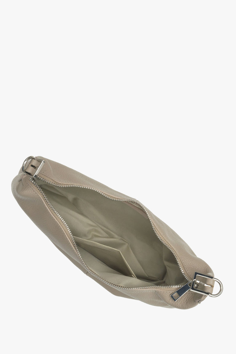 Women's beige leather bag by Estro.