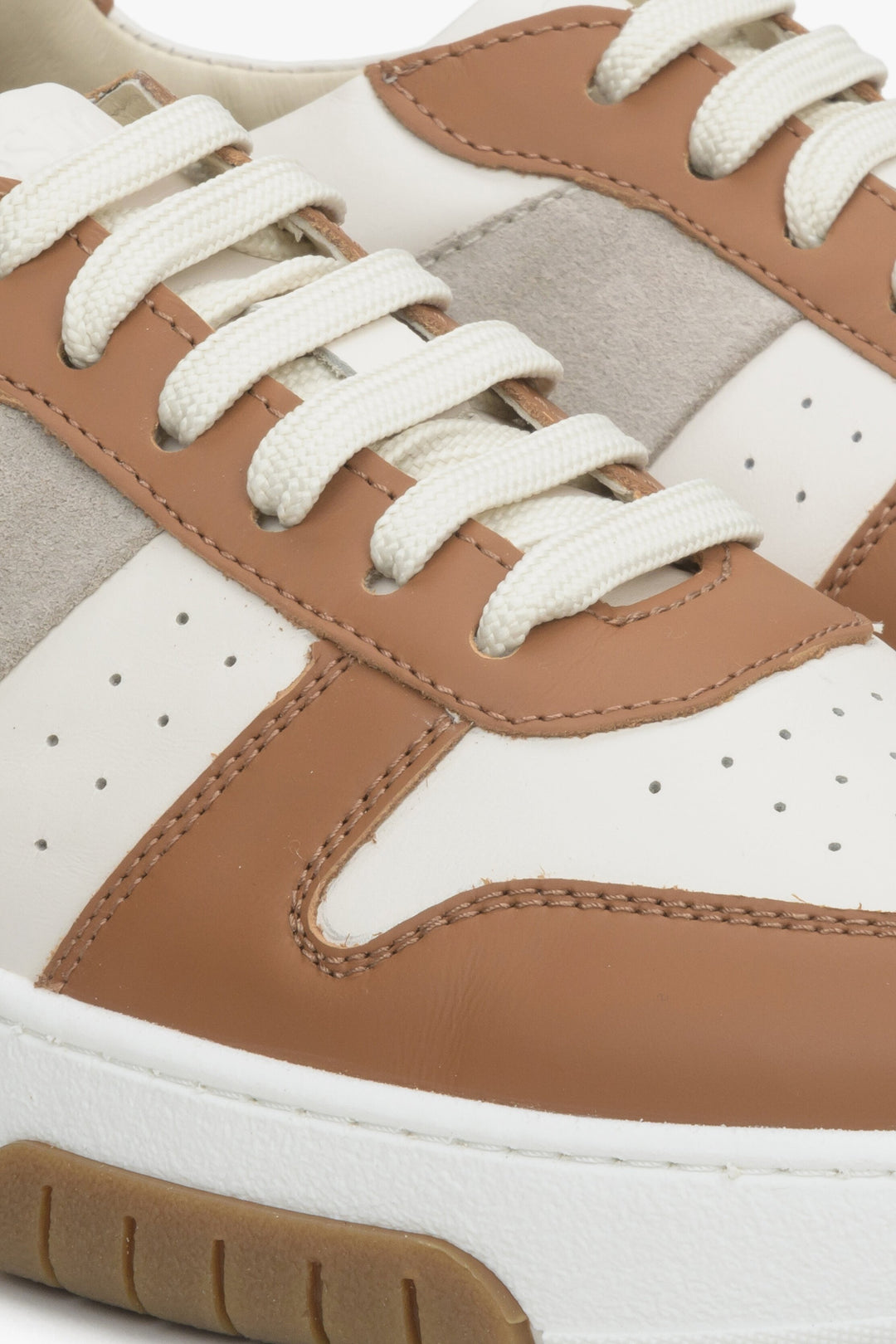 Estro women's beige and white sneakers - close-up on details.