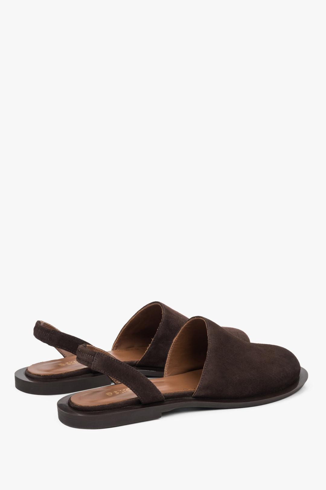 Comfortable and elegant dark brown women's sandals by Estro, made of velour and featuring a covered toe line.