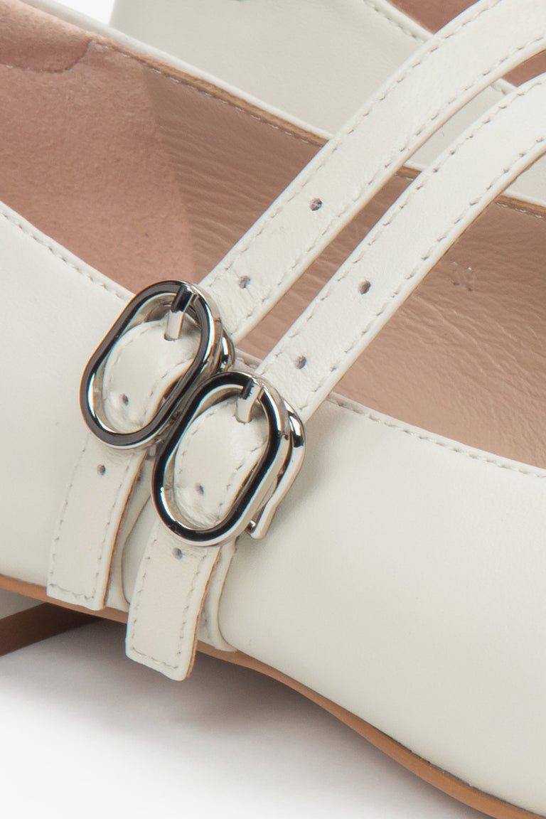 White leather women's ballet flats with a low heel from Estro – close-up on the details.