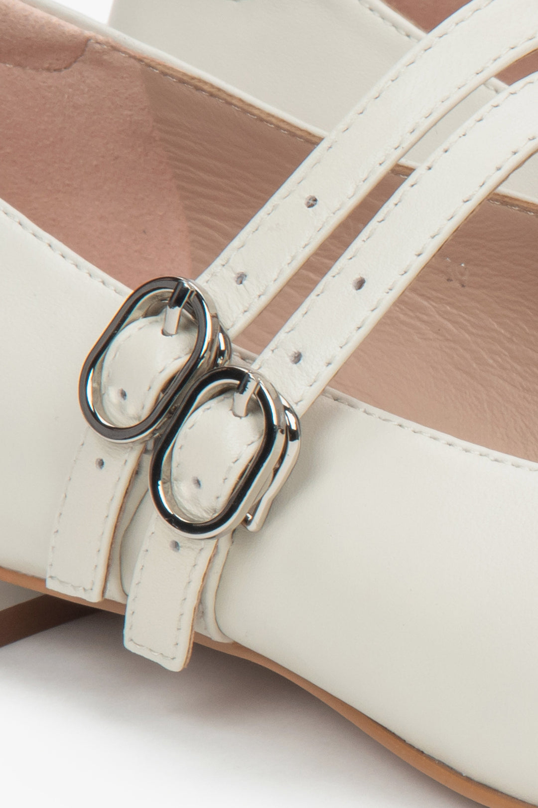 White leather women's ballet flats with a low heel from Estro – close-up on the details.