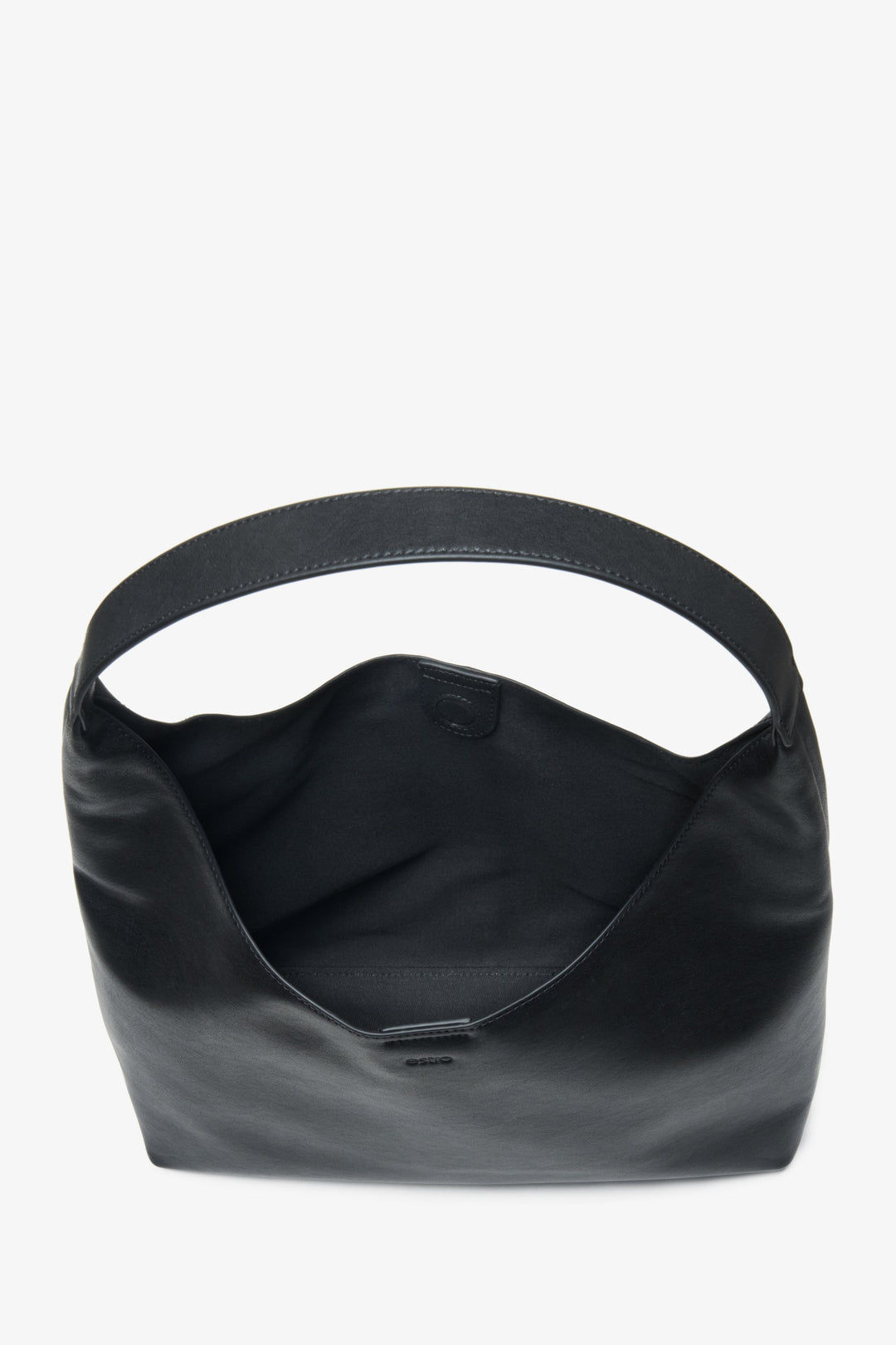 Elegant black women's shopper bag by Estro, made of genuine leather – an excellent choice for women who value functionality and subtle style.
