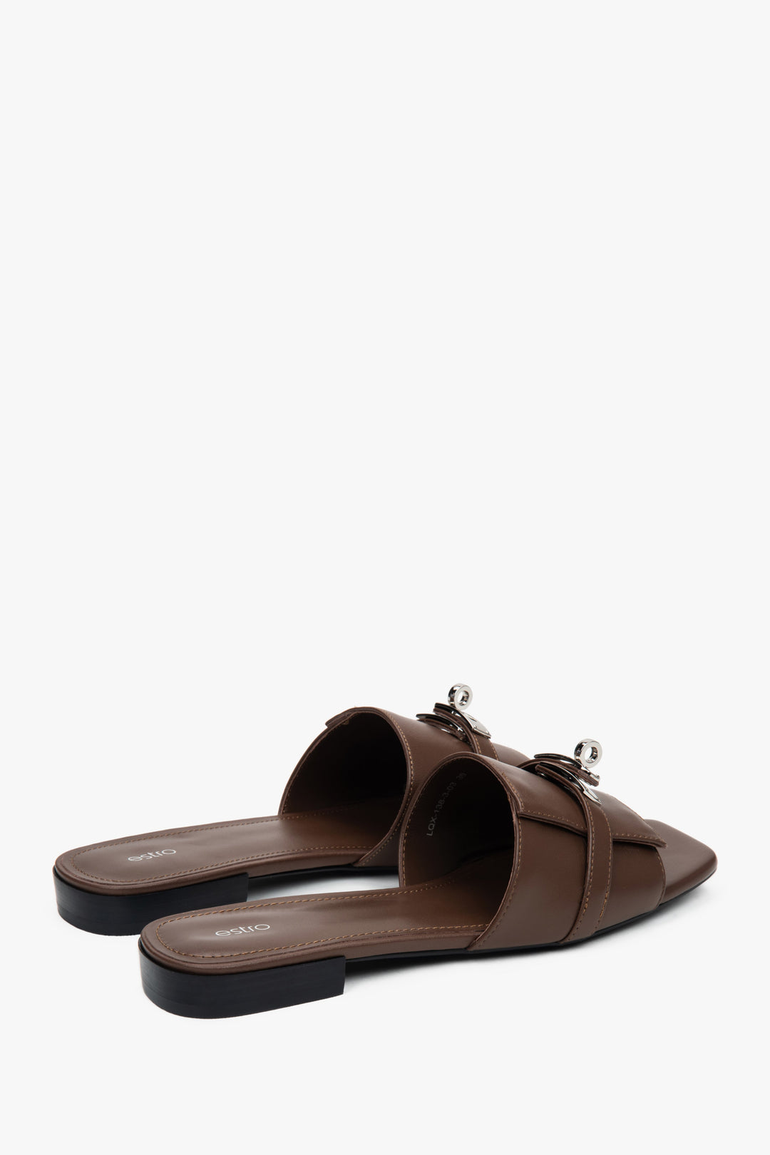 Comfortable dark brown Estro women's slide sandals, decorated with a delicate silver embellishment, ensuring freedom of movement thanks to the flat sole.