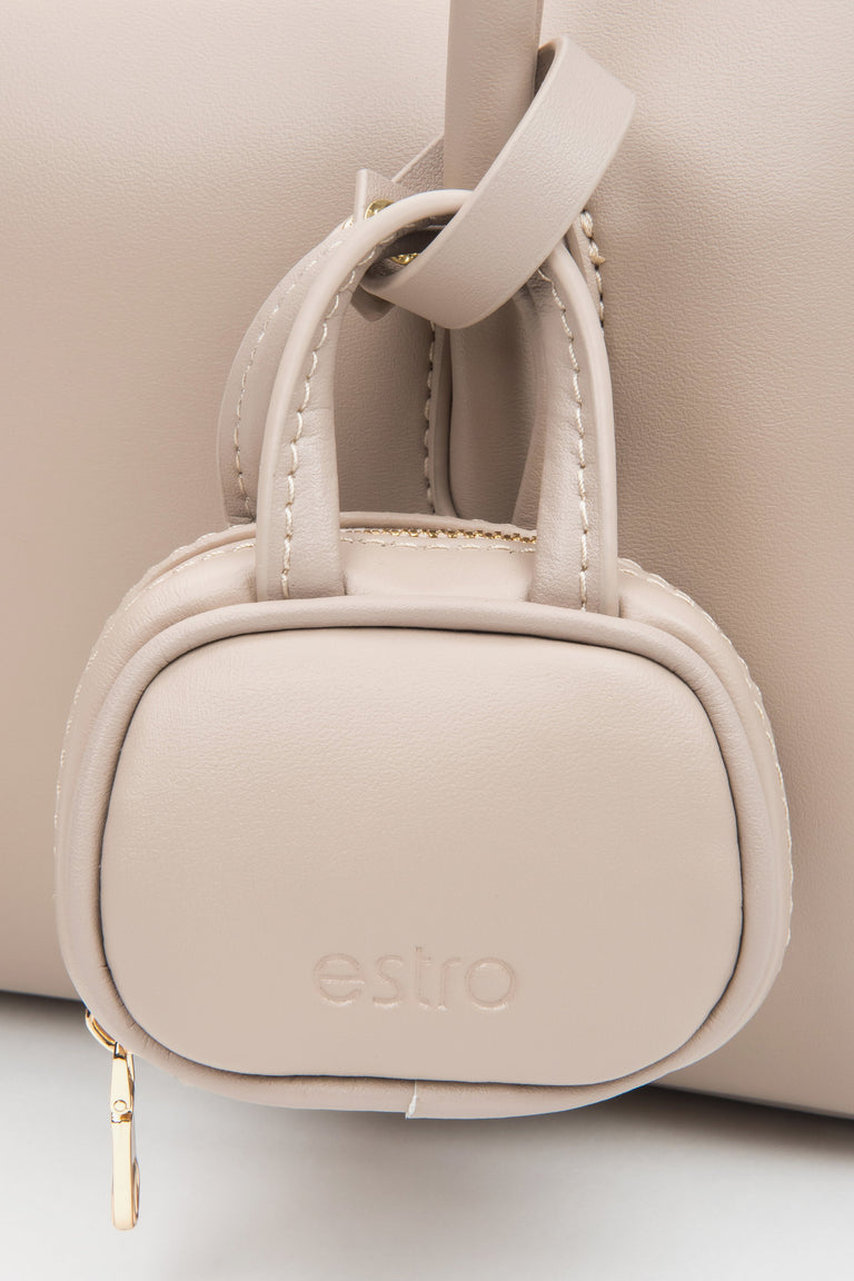 Beige leather women's handbag by Estro in a boxy shape – a combination of classic elegance and functional design, details.