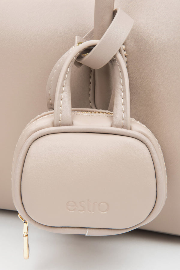 Beige leather women's handbag by Estro in a boxy shape – a combination of classic elegance and functional design, details.