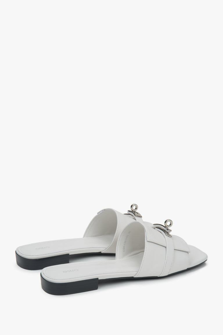 Comfortable white Estro women's slide sandals, decorated with a delicate silver embellishment, ensuring freedom of movement thanks to the flat sole.