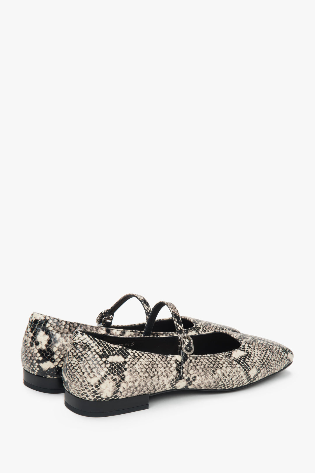 Comfortable Estro women's ballet flats, made of genuine leather in a timeless black and white combination, adorned with a trendy animal print.