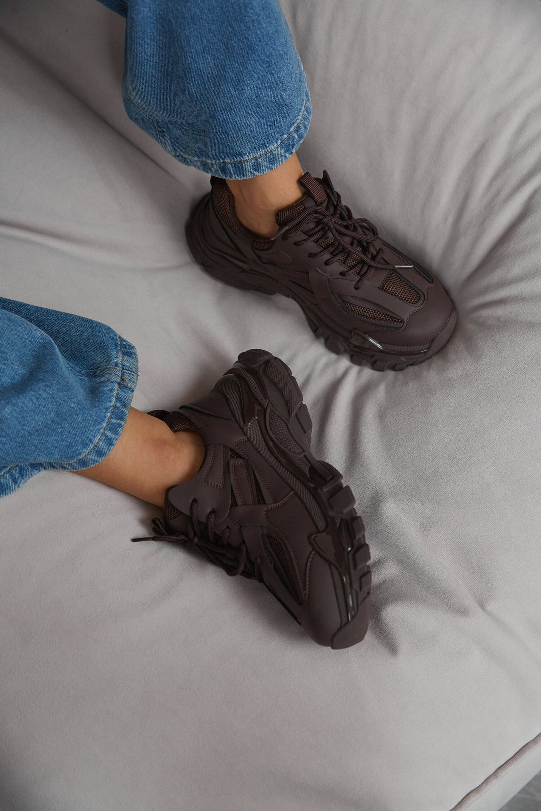 Women's Dark Brown Sneakers with a Thick Sole ES8.