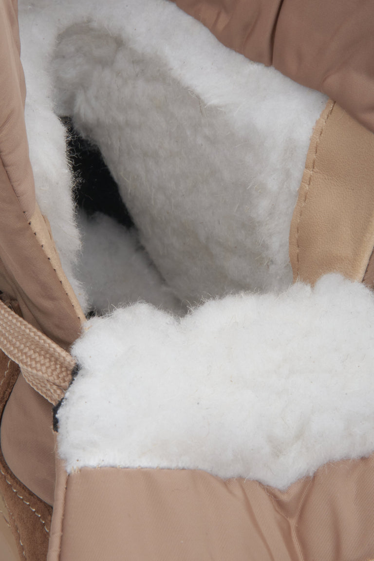 Estro women's brown snow boots - close-up on the boot liner.