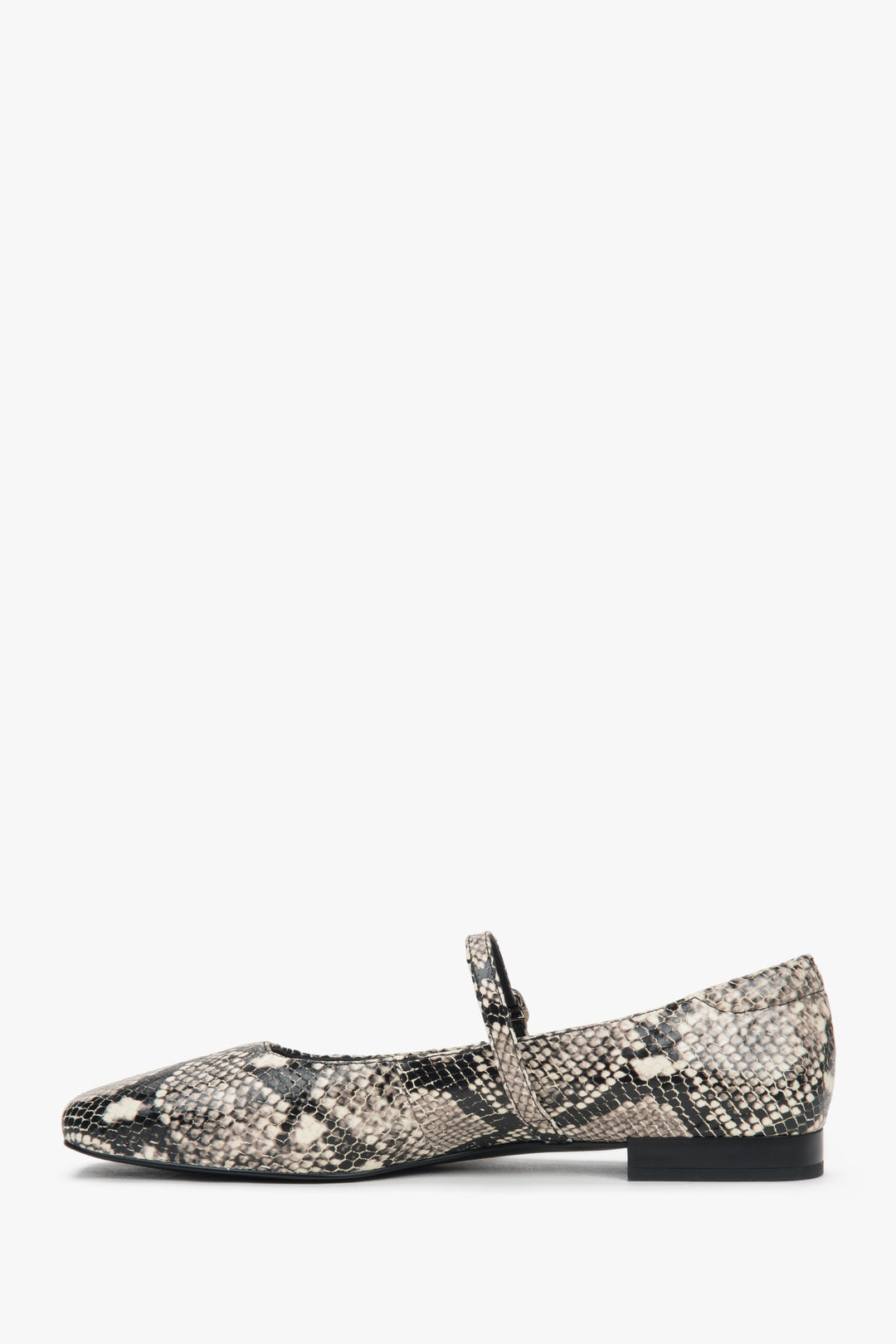 Elegant Estro women's ballet flats, combining classic black and white with a bold animal print on genuine leather.