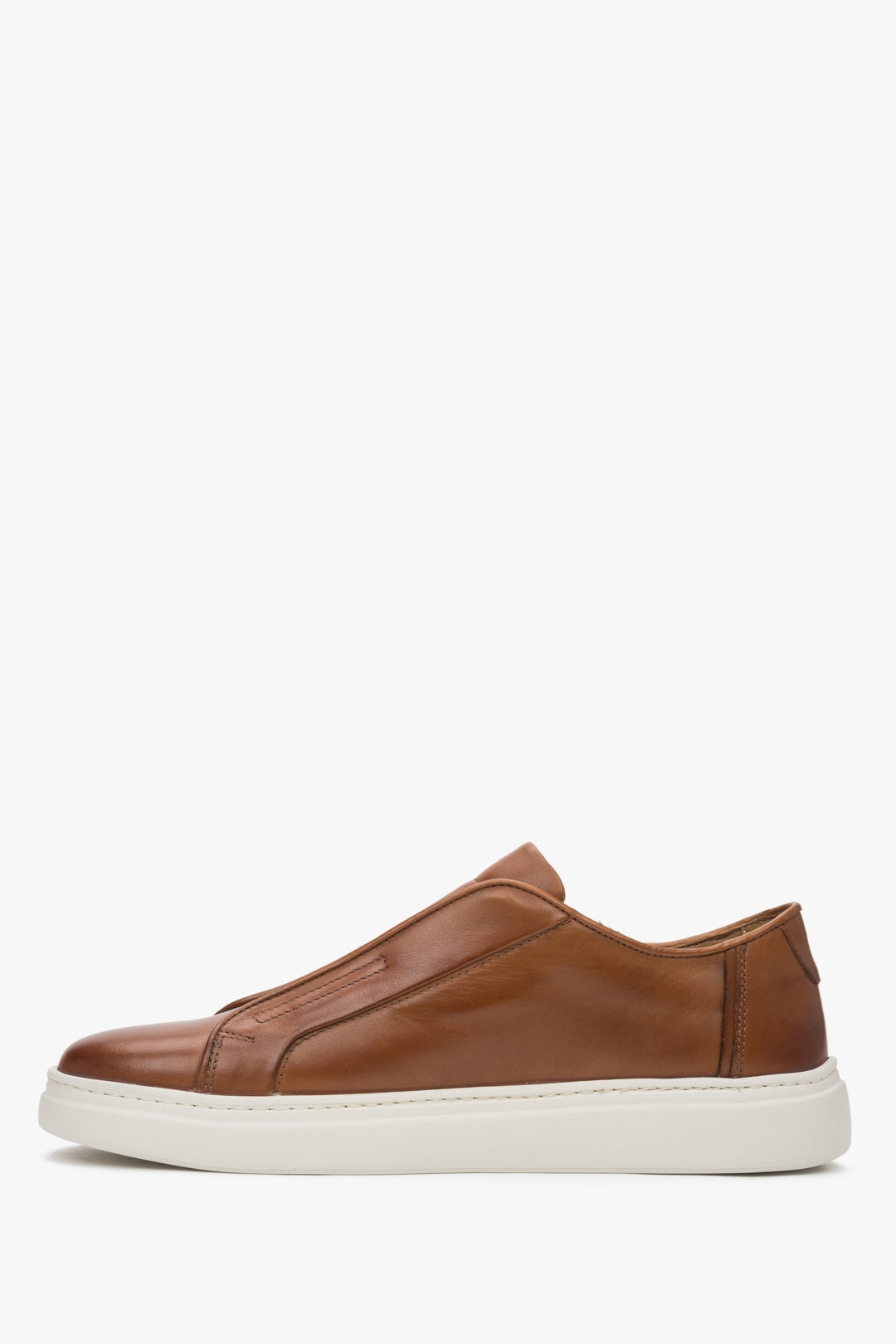 Stylish brown men's sneakers by Estro, made of Italian genuine leather and offering cushioning with a flexible sole.