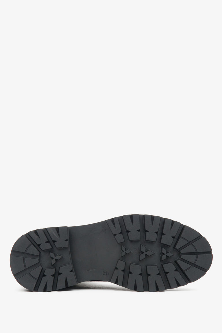 Women's black velour ankle boots by Estro - close-up of the sole.