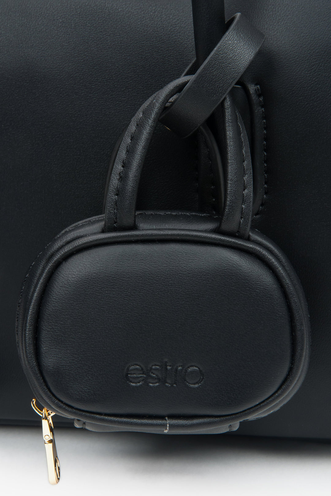 Black leather women's handbag by Estro in a boxy shape – a combination of classic elegance and functional design, details.