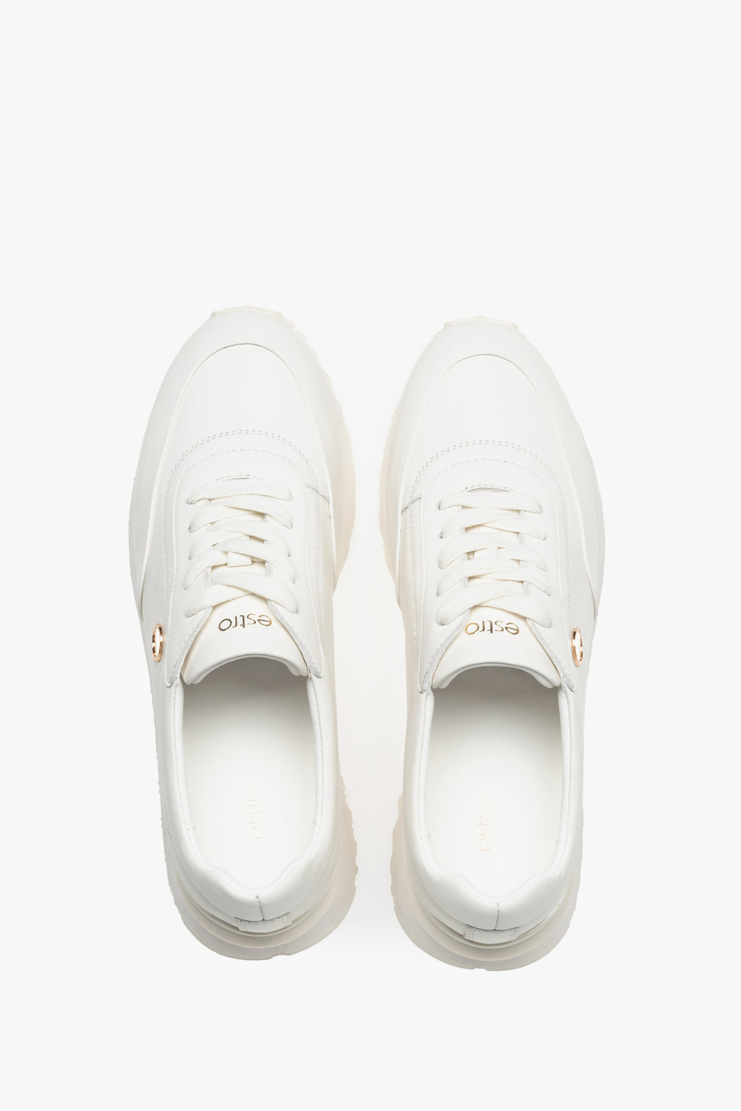 White leather sneakers for women with a flexible sole, signed by Estro – top view presentation of the model.