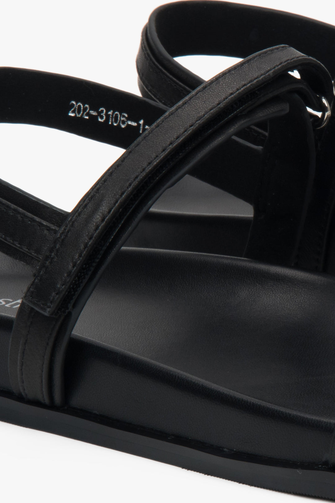 Delicate black Estro women's sandals, crafted with attention to detail, with thin straps and a flexible sole – close-up of the details.