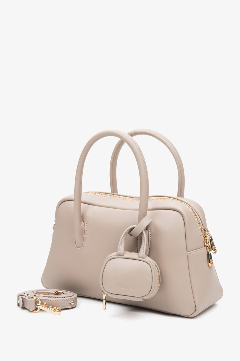 Elegant beige women's handbag by Estro, crafted from genuine leather in a timeless boxy style.