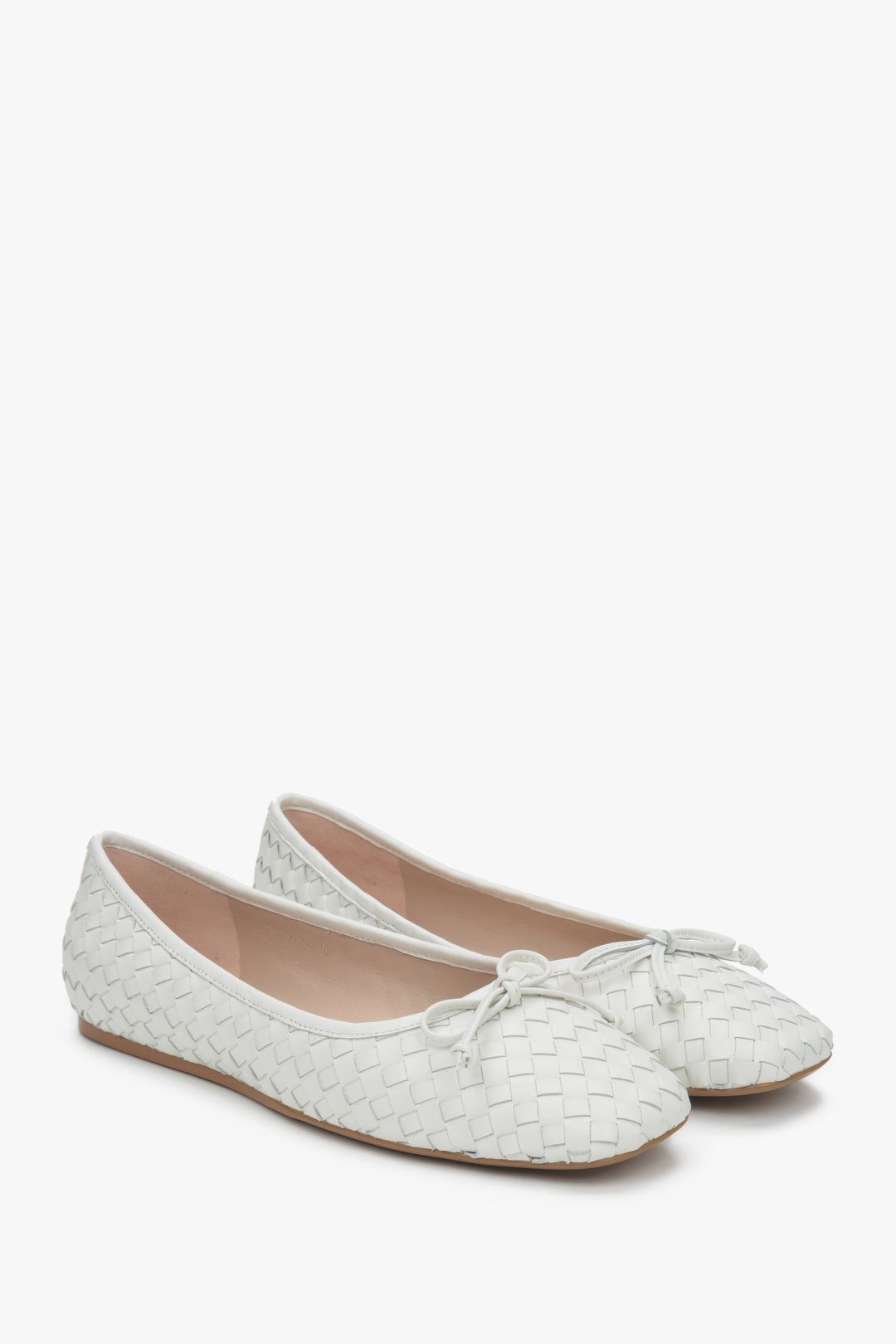 Elegant white Estro women's ballet flats, made of unique woven genuine leather.